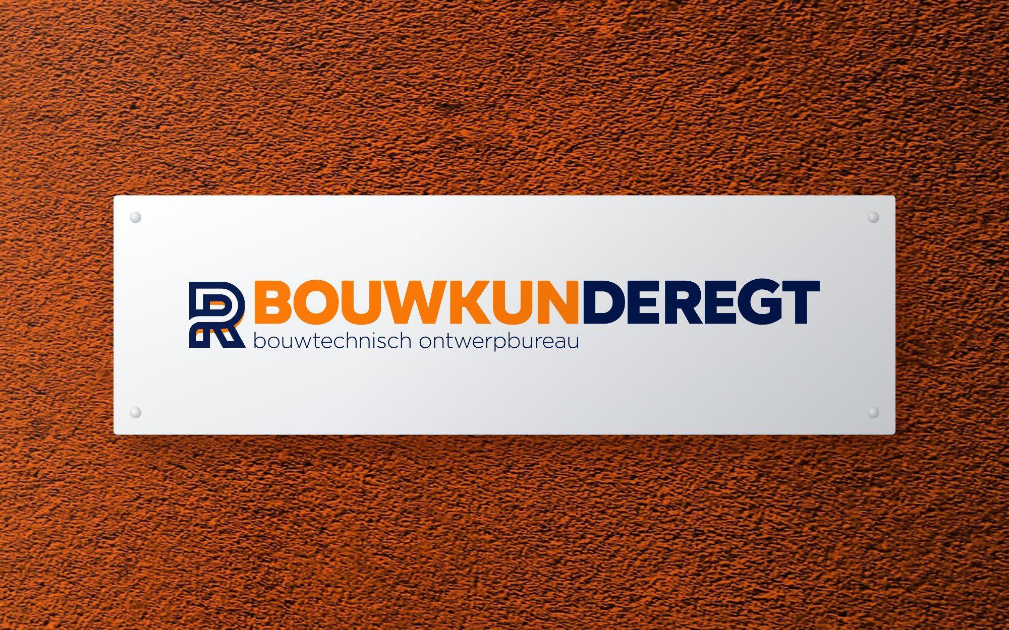 Impressie van een gevelbord met het liggende logo van BouwkunDe Regt op een oranje muur