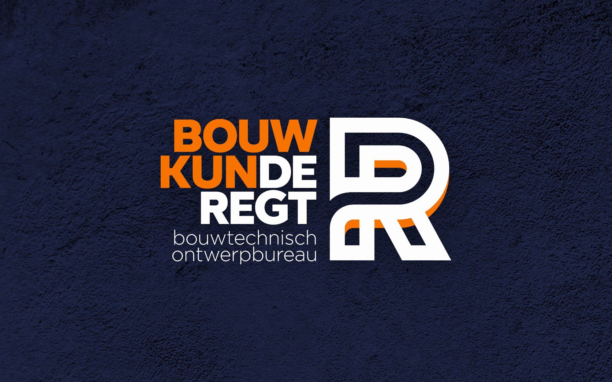 Het staande logo van BouwkunDe Regt op een donkerblauwe muur