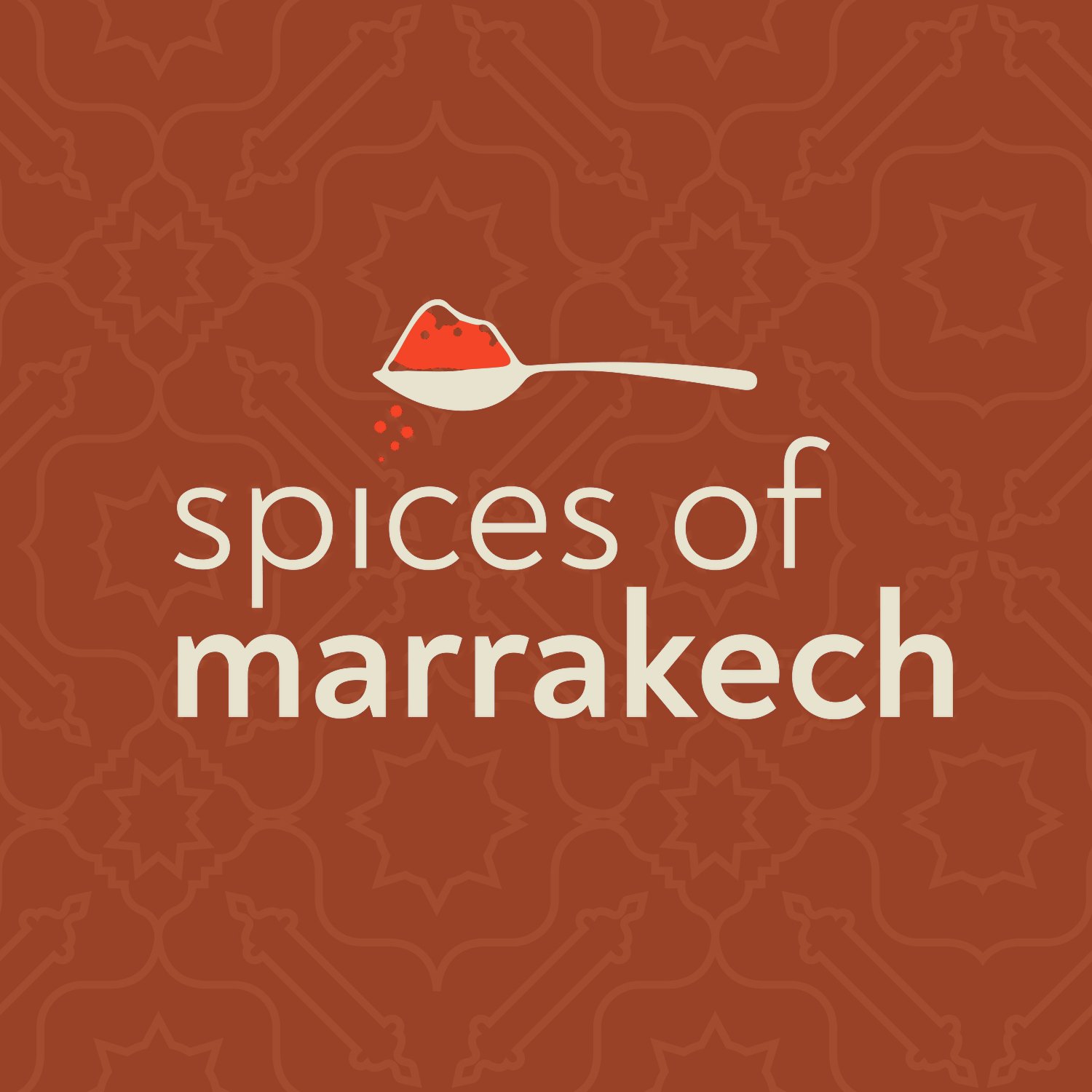Het logo van Spices of Marrakech op een rood patroon