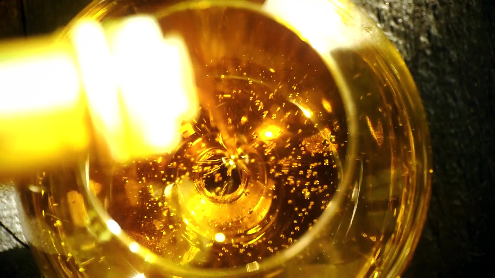 Olie die in een glas wordt geschonken, uit de food showreel